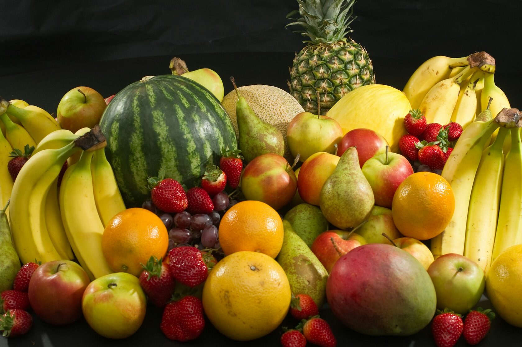 Cesta exótica con frutas tropicales
