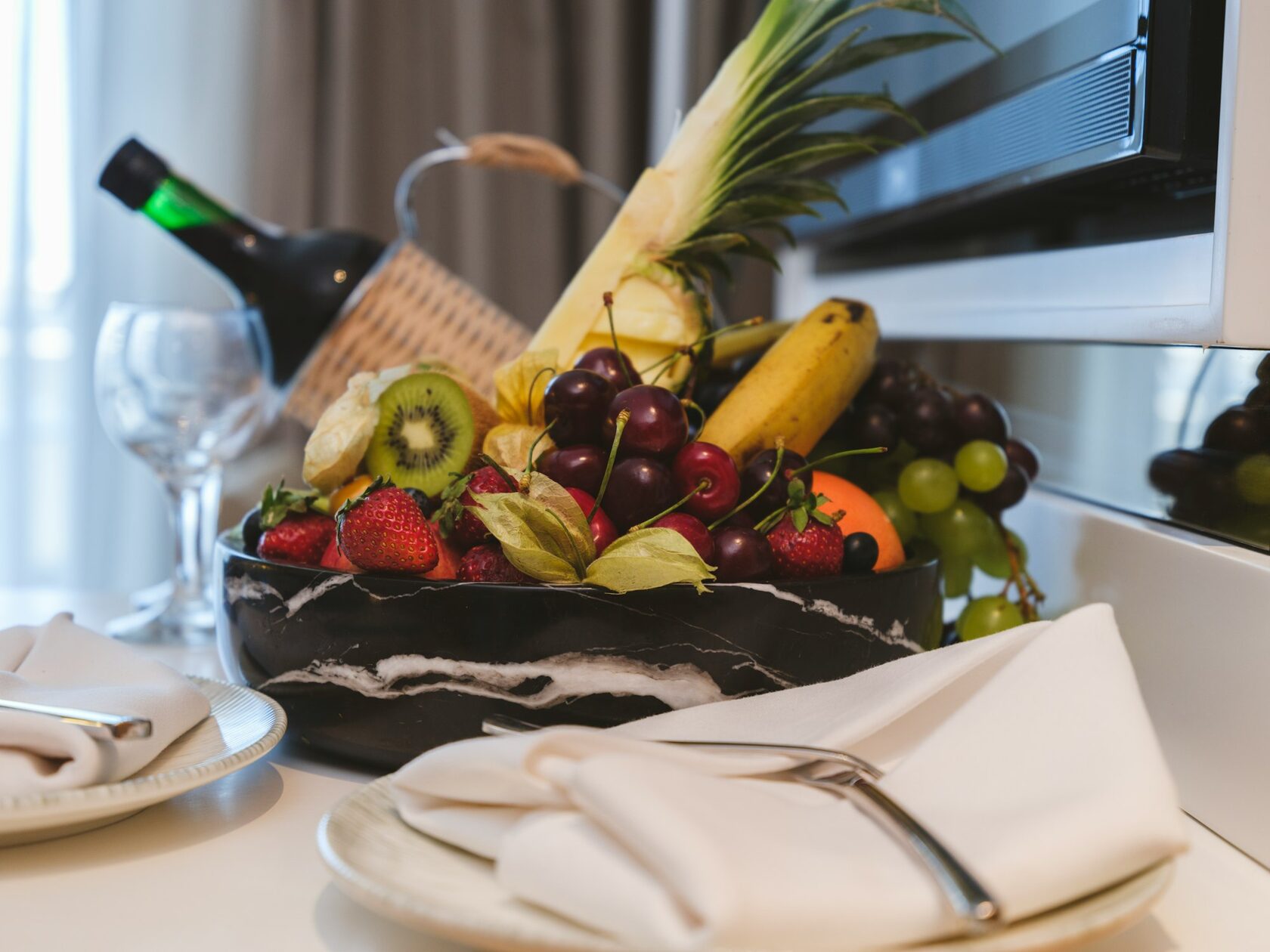 Cesta premium con berries y frutas seleccionadas